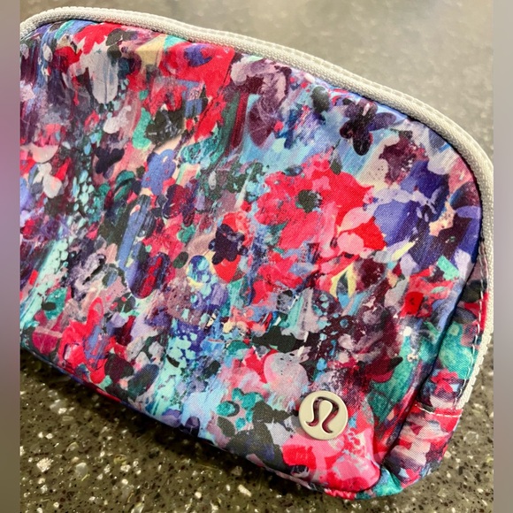 ✨NEW✨ Lululemon Flower Glide Multi Everywhere Belt Bag 1L Travel Crossbody Gym - Picture 6 of 14